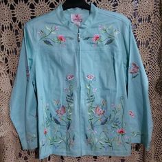 Quacker Factory Floral Embroidered Zip Front Jeans Jacket Size 1x Teal With Embroidery 97% Cotton/ 3% Spandex Gemstone Zipper Closure 25.5" Pit To Pit 27" Long 23.75" Sleeves Beautiful Needlework On This Jacket Excellent New With Tag Condition Blue Embroidered Outerwear For Spring, Denim Jacket Embroidery, Brown Denim Jacket, Vintage Jeans Style, Bedazzled Jeans, Green Denim Jacket, Embellished Denim Jacket, White Jean Jacket, Beaded Jacket