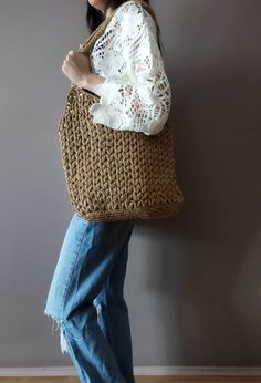 Hasır (Kağıt İp) El Örgüsü orjinal Orta boy kullanışlı omuz askılı ve şık çanta Casual Light Brown Crochet Bag For Daily Use, Casual Light Brown Crochet Shoulder Bag, Beige Knitted Straw Bag For Daily Use, Casual Crochet Straw Bag For Daily Use, Daily Use Natural Knitted Shoulder Bag, Brown Knitted Shoulder Bag For Vacation, Knitted Brown Shoulder Bag For Vacation, Brown Knitted Rectangular Shoulder Bag, Everyday Natural Knitted Shoulder Bag