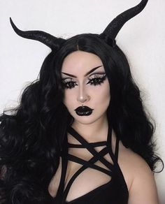 Demon Halloween Costume, Girl Halloween Makeup, Demon Makeup, Demon Costume, Devil Makeup, Anime Makeup, Celebrity Halloween Costumes, Alternative Makeup, Scary Halloween Costumes