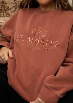 Oversized Tshirt Outfit, Sweatshirt Aesthetic, Textured Knit Sweater, St Moritz, Sweatshirt Outfit, Vintage Hoodies, Comfy Sweaters, Oversized Sweatshirt