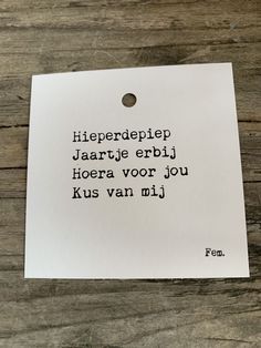 a piece of paper that has some type of writing on it with the words hererpepiep jaartjete erbij, hoera voor jor you kus van mij