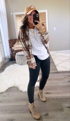 Overalls Outfit Fall Casual, Legging Fall Outfits Casual, Women Fall Flannel Outfit, Black Leggings And Jean Jacket Outfit, Country Style Clothes For Women, Fall Flannel Outfits Casual Leggings, Leggings Outfit Casual Winter, Woman’s Flannel Outfit, Cute Flannel Outfits Fall Leggings