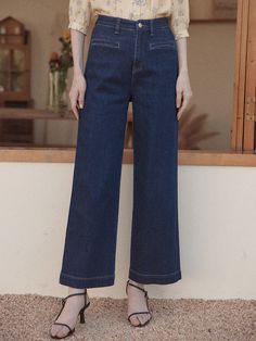 Blue Straight Jeans, Big Skirts, 40s Style, Retro Pants, Simple Retro, Jean Vintage, Retro Mode, Retro Women, Blue Pants