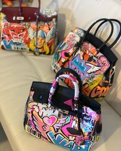 Custom Painted Bag, Custom Purses Paint, Leather Bag Painting Ideas, Painted Purses Ideas, Handbag Painting, Hermes Art, Hand Painted Bags Handbags, Hand Painted Bags, Graffiti Fashion