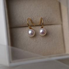 These Pearl Earrings Are The Perfect Fashion Accessory For Any Women! Fashion And Trends Come And Go, But True Elegance Stays Unchanged, These Elegant Earring Designs Have Stood The Test Of Time, And Are A True Timeless Classic That You'll Be Able To Enjoy Wearing For Years And Years To Come! Perfect Gift: This Earrings Will Be A Special Gift For Friends, Wife, Daughter, Mother, Sister, Perfect Gift For Christmas, Graduation, Birthday, Thanksgiving Day, Valentine's Day, Anniversary, Graduated Da Simple Pearl Earrings, Pearl Logo, Dragon Earrings, Silver Pearl Earrings, Earring Designs, Luxury Earrings, Authentic Jewelry, Round Stud Earrings, Pearl Stud Earrings