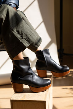 Our retro-inspired boot takes the clog to a whole new level. With soft leather in your favorite Fortress shades and a comfortable wood platform, level up your style with Charli in a pair of flared jeans or a sweet, floral dress. Kitch Style, Black Whiskey, Handmade Boots, Casual Chic Outfits, Clog Boots, Handmade Boot, Women's Clogs, Favorite Boots, Casual Chic Outfit