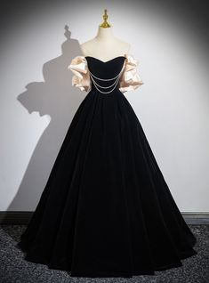 Prom Dress Inspo Princess, Beautiful Black Gown, Vintage Prom Dresses Black, Prom Gala Dresses, Princess Dresses Simple, Aesthetic Royal Dress, Black Royal Dress Aesthetic, Dark Dresses Elegant, Gala Dress Ideas