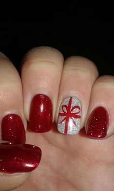 Cute Christmas Nails Red And Green, Short Gel Nails Christmas Simple, Xmas Shellac Nails, Christmas Biab Nails Red, Short Sparkly Christmas Nails, Christmas Shellac Nails Winter, Gnome Christmas Nails Art, Advent Nails Art Ideas, Red And Silver Holiday Nails