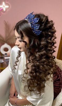 15 Dama Hairstyles, Hair Ideas Quinceanera, Hair Ideas For Quince, Quince Hairstyles With Flowers, Quincena Hair Styles, Fifteen Hairstyles, Quinceanera Hairstyles For Natural Curly Hair, Big Quince Hair