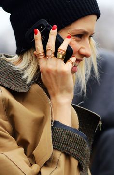 red nails simply never get out of style and make your outfit look more polished and intentional Paris Mode, Moda Paris, Paris Fashion Week Street Style, Outfit Trends, Street Style Paris, Look Vintage, Looks Style, Mode Inspiration, Hippie Style