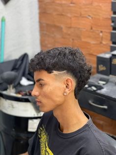 Drop Fade Design, Corte Freestyle, Fade Haircut Designs, Fade Haircut Curly Hair, Taper Fade Curly Hair, Short Fade Haircut, Mohawk Hairstyles Men, Mens Haircuts Short Hair, Low Fade Haircut