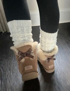 insta: @ssuuzzaannee_ Ugg Boots Leg Warmers, Ugg Slippers With Leg Warmers, Uggs And Leg Warners, Ugg Boots With Bows Outfit, Uggs Boots With Bows, Womens Uggs Outfits, Leg Warmers Uggs, Ugg Bow Boots Outfit, Ugg Lanvin