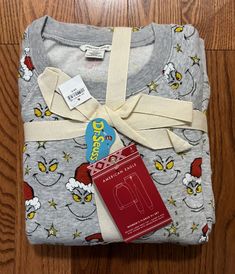 AMERICAN EAGLE GRINCH PAJAMA SET SIZE SMALL NEW WITH TAGS Grinch Pajamas, Slim Joggers, Favorites List, Womens Fleece, Crew Neck Top, Bedroom Lighting, Pj Sets, Slim Waist, Grinch