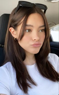 Makeup Ideas Minimal, Asian Layered Hair Medium Straight, No Style Curtain Bangs, Straight Brown Hair Curtain Bangs, Brown Hair Colors Curtain Bangs, Haircuts For Medium Hair Curtain Bangs, Medium Length Hair With Curtain Bangs Straight, Haircuts For People With Straight Hair, Womens Straight Haircut