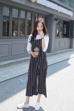 Celebrity Fashion Outfits, Mode Ulzzang, Korean Outfit Street Styles, Korean Fashion Summer, Sneakers Fashion Outfits, Korean Girl Fashion, Korean Fashion Trends