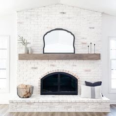 shabby chic fireplace renovation Fireplace Facelift, Fireplace Styling, Fireplace Makeovers, Diy Fireplace Makeover, Vista House, Fireplace Update, Makeover Before And After, Diy Fireplace, Fireplace Makeover