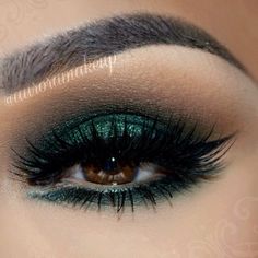 Dark Green Makeup Ideas, Emerald Green And Gold Eyeshadow, Emerald Green Makeup Looks Natural, Emerald Green Prom Makeup, Emerald Green Makeup Looks, Emerald Quince, Green Smokey Eye Makeup, Prom 2k23, Quince Makeup