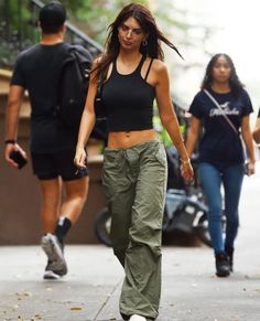 Olive Pants Outfit, London Outfit Ideas, Ny Street Style, Emily Ratajkowski Outfits, Oliver Peoples Glasses, New York Street Style, London Outfit