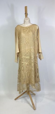 1920s Cream Filet Lace Batwing Sleeve Dress | eBay Long Sleeve 1920s Dress, 20s Dresses Vintage, 20s Dresses, Gold Gown, 1920s Dress, Vintage Couture, Vintage Bride, 20's Dress, Batwing Sleeve