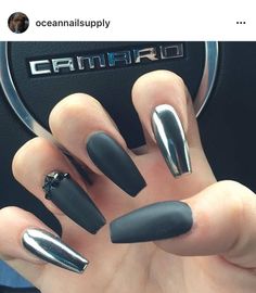 Chrome and matte black Hallographic Nails, Vampy Nails, Black Chrome Nails, Matte Nail Colors, Matte Nail Art, Coffin Nails Matte, Nails Chrome, Matte Black Nails, Nail Art Gel