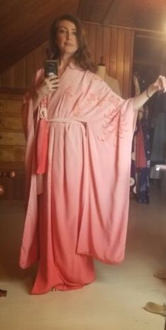 Vintage c.1940's Ombre Pink Salmon Color Floral Long Sleeve Kimono | eBay Silk Robe Aesthetic, Long Robes, Tokyo Aesthetic, Japanese Traditional Clothing, Pink Kimono, Long Sleeve Kimono, Ombre Pink, Neon Aesthetic, Kimono Sleeves