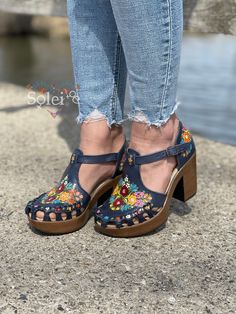 Let your shoes be the star of the show when you wear these beautiful Artisanal Mexican Heels! These premium quality heels are made from Mexican leather, feature a beautiful hand painted floral design, block heels and has a quarter strap with a buckle closure. These are the highest quality in Artisanal leather shoes. They are completely made by hand and painted by hand, making them one of a kind! How to order your size: Example, If you wear a size 7.5 order a 7. If you are a size 7 order a 7. The Floral High Heels, Modern Sandals, Open Toe High Heels, Pu Heels, Platform High Heels, Retro Print, Sandals Brands, Rubber Heels, Block Heels Sandal