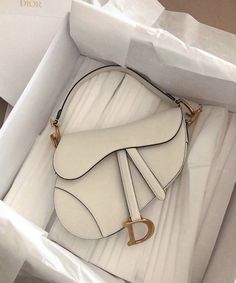 Dior Bag Collection, White Dior Bag, Luxury Bags Aesthetic, Old Money Aesthetic Fall, Saddle Bag Outfit, Dior Saddle Bag Outfit, Dior Bag Outfit, Gift Ideas Minimalist, Outfits Timeless