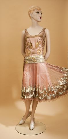 Midlate 1920s dress of fine silk net decorated with a variety of beads Great Gatsby Party Outfit, Look Gatsby, Style Année 20, 1920s Fashion Dresses, Easter Dresses For Toddlers, 1920 Fashion, Gaun Fashion, 20s Fashion, Glamour Dress