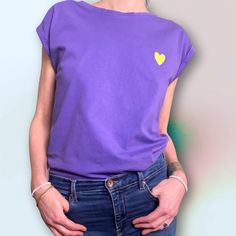 Casual purple t-shirt with rolled up sleeves. A small neon yellow heart is printed on the front. Loose and straight cut, with a round neckline. The heart is a digital print. Cool neon yellow. Nice light fabric quality. broad shoulders Roll-up sleeves. PRINT. HEART. NEON YELLOW Made from 100% cotton ⇢⇢ COLORS: * PURPLE Simply select your desired color from the variations. * * * ⇢⇢ DIMENSIONS for SIZE M: Armpit width: 50 cm * * * ⇢⇢ MATERIAL COMPOSITION: 100% COTTON ⇢⇢ DELIVERY TIME AND OTHER SIZE Cotton T-shirt With Heart Patch Short Sleeve, Cotton T-shirt With Heart Patch, Short Sleeve, Cotton T-shirt With Heart Patch, Casual Cotton T-shirt With Heart Patch, Casual Summer T-shirt With Heart Patch, Short Sleeve Tops With Heart Patch, Trendy Cotton T-shirt With Heart Print, Cotton Relaxed Fit Top With Heart Print, Cotton Tops With Heart Print And Relaxed Fit