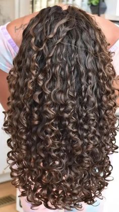 Gorgeous Curly Hair, Layered Curly Haircuts, Milkshake Hair Products, Natural Curly Hair Cuts, Highlights Curly Hair, Curly Hair Photos, Medium Curly Hair Styles, Long Layered Haircuts, Penteado Cabelo Curto