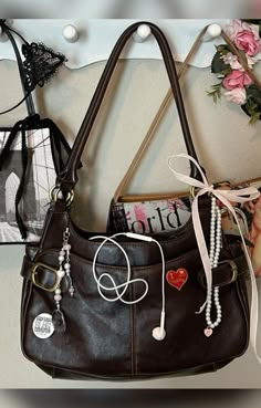 Purse charms and chains. Jane birkification of place leather purses. Purse decoration. Purse accessories. Mode Hippie, Inside My Bag, Jane Birkin, Bags Aesthetic, Pretty Bags, Mode Inspo, In My Bag, Essential Bag, 가을 패션