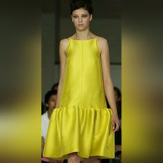 $7,000 Oscar De La Renta Adorable Pleated Ruffle Yellow Silk Runway Dress Gown Us 4 Just Gorgeous Oscar De La Renta Exclusive Silk Dress Gown. Beautifully Linned With Matching Pure Silk. Just Beautiful Like Fine Poetry From Famous Oscar De La Renta. Perfect Craftsmanship, When You Just Want The Best. Wear It With A Black Belt, And It Will Look Just Like The Pink Oscar De La Renta - Picture 8 To 11 Worn By Sarah Parker. This Listing Is For The Yellow Oscar De La Renta Dress. Excellent To Perfect Runway Dresses Gowns, Sarah Parker, Silk Runway, Silk Dressing Gown, Yellow Silk, Runway Dresses, Just Beautiful, Dress Gown, Best Wear