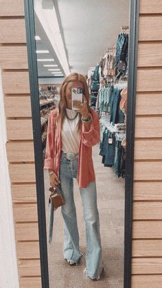 Flare Jeans Outfit Western Winter, Boyfriend Jeans Business Casual, Western Fall Outfits For School, Western Style Work Outfits, Punchy Outfits For School, Western Layered Outfits, Thrifted Western Outfits, Western Buissnes Casual Outfits Woman, Vintage Western Aesthetic Outfits