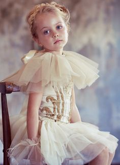 A classic ballerina dress from the Parisian stage of days gone by... Girls Attire, Golden Apple, Free Dresses, Young Fashion, Stylish Kids, Fashion Kids, Holiday Dresses