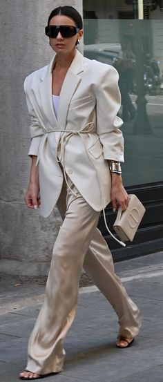 Nyfw 2024 Street Style, Chic Edgy Outfits, Satin Pants Outfit, Parisian Street Style, Parisian Street, Ootd Spring, Style Blazer, Satin Pants, Street Style Summer