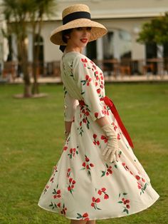 Tea Party Attire, 1940 Dress, 1940s Fashion Dresses, 1940s Woman, Fashion Goals, Standard Dress, Bygone Era, Apron Dress, Vestidos Vintage