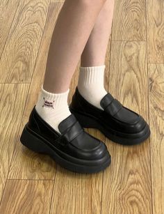 Cute Loafers, Modest Winter Outfits, Cute Casual Shoes, Cute Socks, Cute Fits, Me Too Shoes, Winter Outfits, Casual Shoes, Loafers