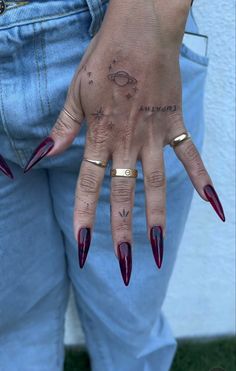 finger tattoos, tattoo idea, mini tattoos, small tattoos, cool girl aesthetic, almond nails Red Edgy Nails, Red Grunge Nails, Alexa Demie Nails, Burgundy Nails Acrylic, Red Nail Varnish, Kutek Disney, Hand And Finger Tattoos, Wine Nails, Dark Red Nails