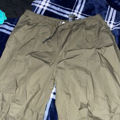 Never Worn Green Cargo Bottoms For Loungewear, Green Ankle-length Utility Pants, H&m Casual Ankle-length Pants, Casual H&m Straight Pants, H&m Relaxed Fit Bottoms With Elastic Waistband, Relaxed Fit Bottoms With Elastic Waistband By H&m, H&m Bottoms With Elastic Waistband And Relaxed Fit, H&m Summer Pants With Pockets, H&m Pants With Elastic Waistband