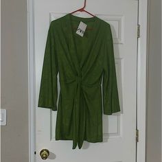 Beautiful Green Dress With Flower Embroidered. Flare Sleeve And Tie Waist. Brand New With Tags Size M Zara Dress, Green Tie, Zara Dresses, Flared Sleeves, Embroidered Flowers, Green Dress, Long Sleeve Dress, Zara, Womens Dresses