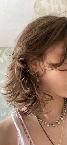 Short Curly Layers Haircut, Hairstyles For Soft Jawline, Short Layers Shoulder Length Hair, 80s Wavy Hair, Wavy Medium Hair With Bangs, Short Wavy Layers, Shoulder Length Grunge Hair, Wavy Short Wolf Cut, Short Layers Wavy Hair