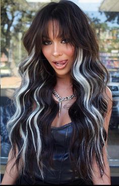 Black And White Hair, Two Tone Hair, Rambut Brunette, Dyed Hair Inspiration, Pretty Hair Color, Edgy Hair, Penteado Cabelo Curto