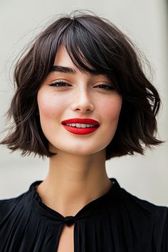 French Bob With Bangs Over 50, Corte Shaggy, Medium Shaggy Hairstyles, Short Hair Fringe, Cool Hairstyles For Girls, French Bob, Amazing Hairstyles, Hairstyles For Girls, Bob Haircut With Bangs