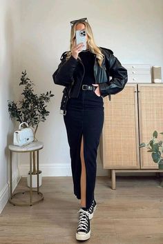 look ALL Black Black Pencil Skirt Outfit, Black Denim Skirt Outfit, Skirt Outfit Ideas, Street Style Fall Outfits, Pencil Skirt Outfits, Long Skirt Outfits, Denim Skirt Outfits, Winter Skirt Outfit, Maxi Skirt Outfits