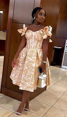 Short Ball Gowns For Ladies, Damask Styles For Young Ladies, Damask Gown Styles For Teenagers, Chic Dresses Classy Party, Dinner Dresses Classy Elegant Short, Damask Gown Styles, Lace Short Gown Styles, Gathers Dress, Damask Style