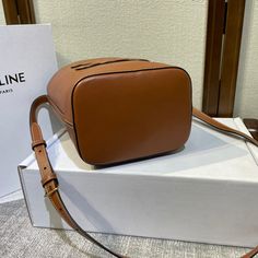 Size: 30cm*22cm*13cm It comes with Dust box, Care manual, Tag, and Paper bag. High-end Bucket Satchel, High-end Brown Bucket Bag For Everyday Use, High-end Large Capacity Bucket Bag, High-end Bucket Bag Tote With Large Capacity, High-end Large Capacity Bucket Bag In Tote Style, High-end Large Capacity Bucket Shoulder Bag, High-end Large Capacity Box Bag For Shopping, High-end Large Capacity Top Handle Bucket Bag, Designer Brown Box Bag With Removable Pouch