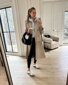 Casual Trench Coat Outfit, Samba Adidas Outfit, Comfortable Winter Outfits, Adidas Outfit Women, Adidas Samba Outfit, Trainers Outfit, Mode Mantel