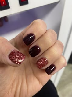 Gel Nails Wine Color, Dark Gel Manicure Ideas, Maroon And Sparkle Nails, Maroon And Glitter Nails, Fall Nail Foil Designs Ideas, Burgundy Nails With Sparkle, Nails Short Fall Colors, Nail Colors For October, Fall Nails Dipping Powder