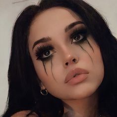 Pretty Witch Costume Makeup, Dark Feminine Costume, Dark Witch Halloween Makeup, Simple Witch Outfit, Simple Witch Makeup Halloween, Witch Makeup Aesthetic, Witch Costumes Makeup, Halloween Costumes Witch Makeup, Witch Makeup Ideas Pretty