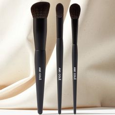 Full set of brushes. Best Foundation Makeup, Eye Shadow Application, Makeup Brush Set Best, Powder Concealer, Flawless Base, Eyeshadow Brush Set, Expensive Makeup, Travel Makeup Brushes, Mesh Pouch